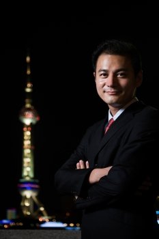 Businessman and the oriental pearl tower