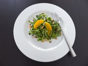 Rocket salad with orange, pepper and pine nuts

