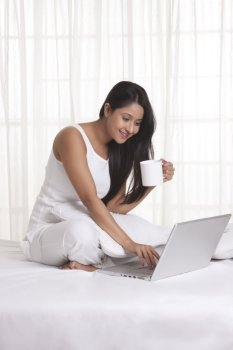 Young WOMEN using laptop while having coffee