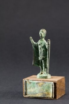 Chieftain praying with cloak and stick, bronze figurine