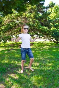 Photo of dancing girl in sunglass with sore knee