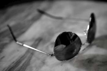 Old fashion miror sunglasses, black and white