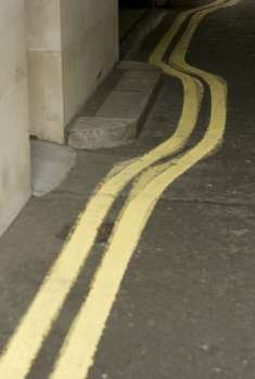 Double yellow line in narrow alley