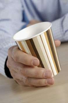 Close-up of a person´s hand holding a disposable cup