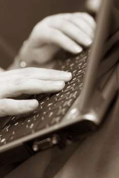 Close-up of a person´s hands using a laptop