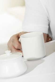 Close-up of a person´s hand holding a mug