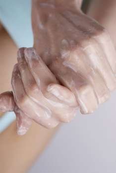 Close-up of a woman´s hand applying moisturizer