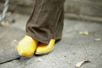 Close-up of a man´s leg wearing yellow shoes
