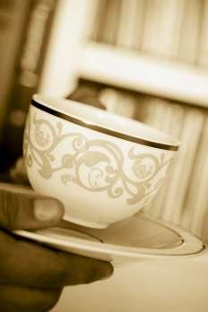 Close-up of a person´s hand holding a tea cup