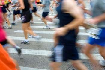 People running race