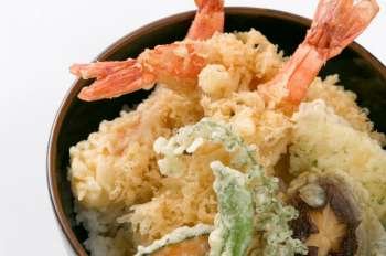 Bowl of rice topped with tempura