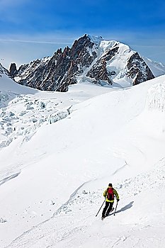 Male skier moving down in snow powder; envers du plan, vallA?e blanche, Chamonix, Mont Blanc massif, France, Europe. 