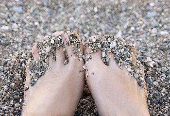 Men´s barefoot on the beach