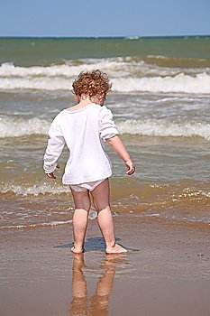 The child goes to the sea.