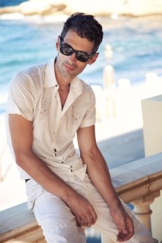 Handsome guy wearing sunglasses, on vacation day