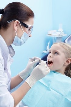 Children´s doctor treats your child´s teeth