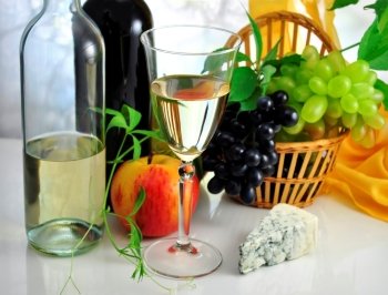 wine and fresh fruits