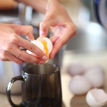 break an egg by cup