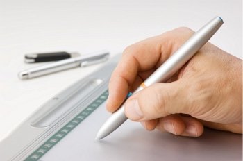 Men´s hand draws on the graphic tablet