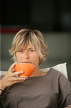 woman drinking tee on the couch