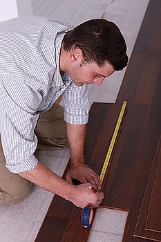 Man using a measuring tape
