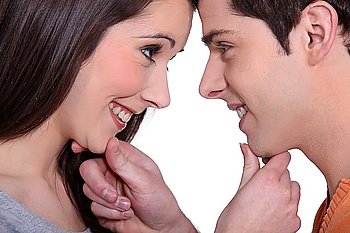 Young couple gazing lovingly into each other´s eyes