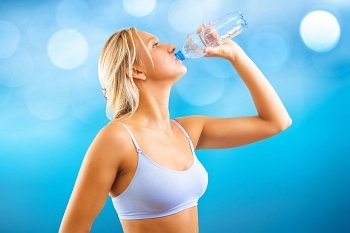 a beautyful sports girl drinking water