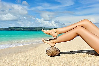 Women´s beautiful legs on the beach