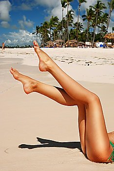 Women´s sexy legs on the beach