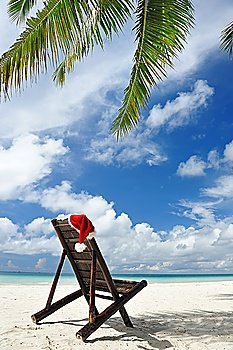 Santa´s hat and chaise lounge on the beach