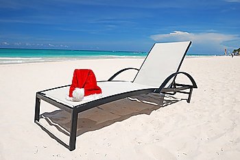 Santa´s hat and chaise lounge on the beach