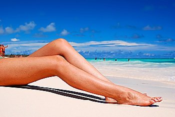 Women´s sexy legs on the beach