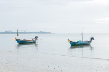 Many fishing boats Parking on the sea beach.
