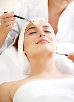 Spa salon: Beautiful Young Woman having Facial Treatment in Spa salon with Brushes.