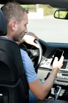 man holding the phone in the car