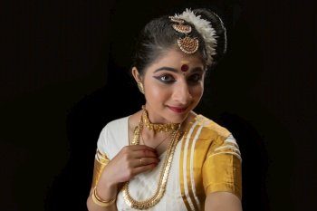 Mohiniattam dancer clicking a selfie