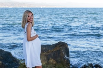 photo session pregnant woman on the beach