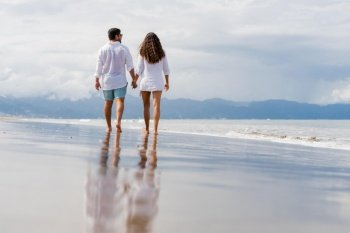 beach couple leisure stroll