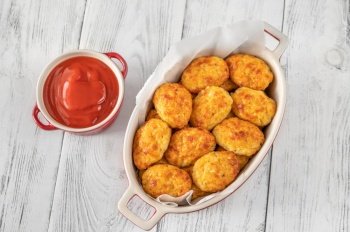 Baked cheesy cauliflower tots with spicy tomato sauce