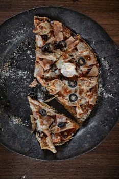 homemade flatbread pizza with mozzarella cheese
. homemade flatbread pizza 