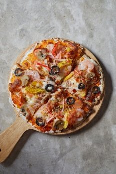 homemade flatbread pizza with mozzarella cheese
. homemade flatbread pizza 
