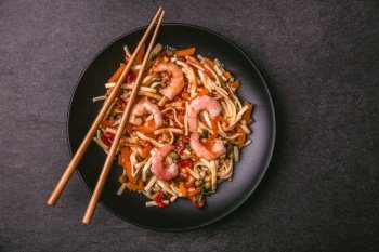 Asia Nudelgericht mit Shrimps und Sauce