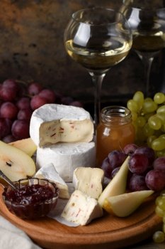 Antipasti.    Cheese camembert with grapes, sliced pears and confiture, a great appetizer for wine.