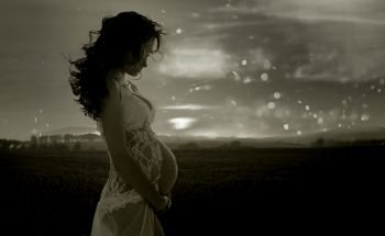 Black&white portrait of a pregnant lady close to the nature