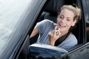 woman driver makes up with lipstick