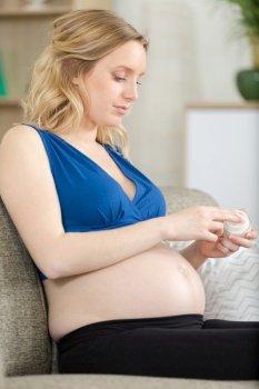 pregnant woman cream cream belly