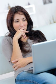 surprised business woman watching in laptop