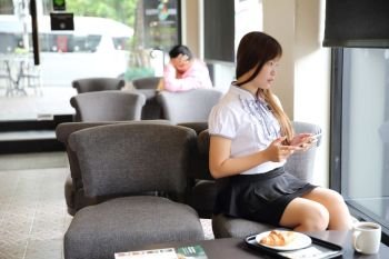 bussiness woman with tablet for bussiness in coffee shop