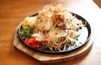 Japanese cuisine, frid noodles Yakisoba 