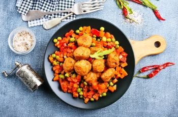 vegetables with tomato sauce and meat balls 